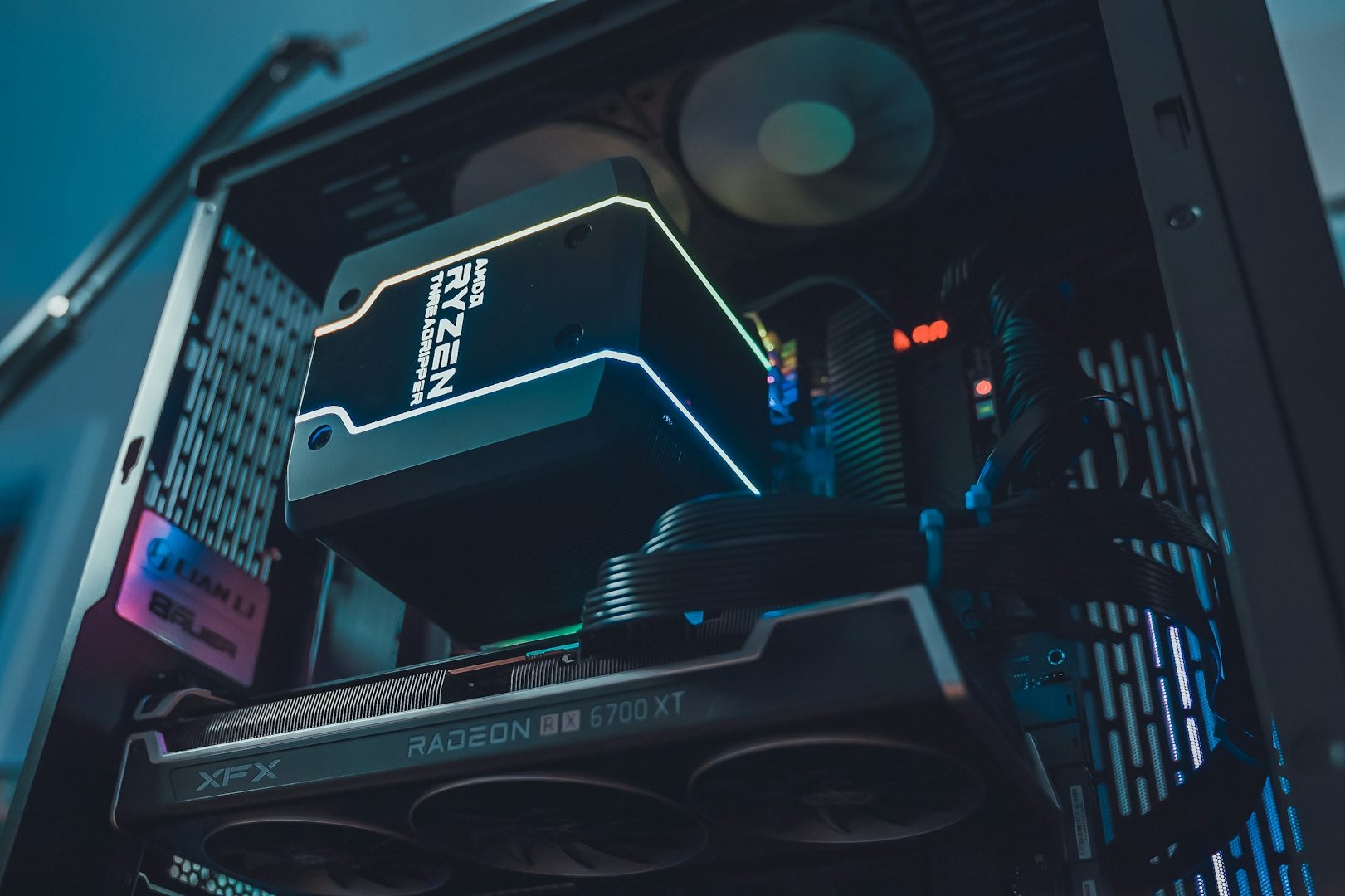 Blick in einen Computer bei der Reparatur